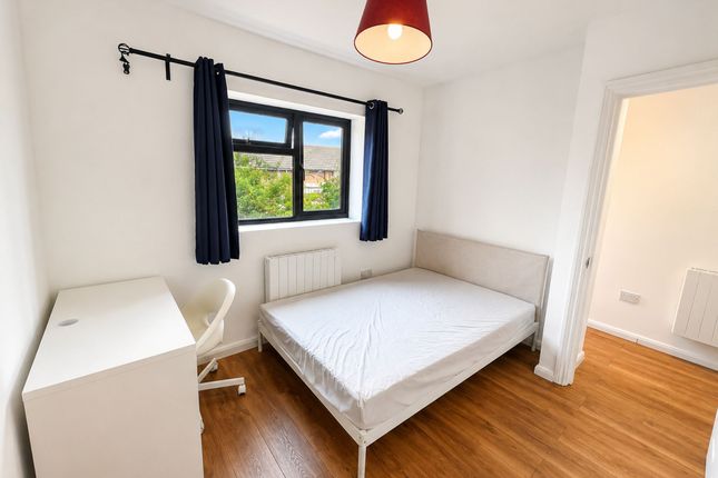 69 Longbridge Way, London photo 4