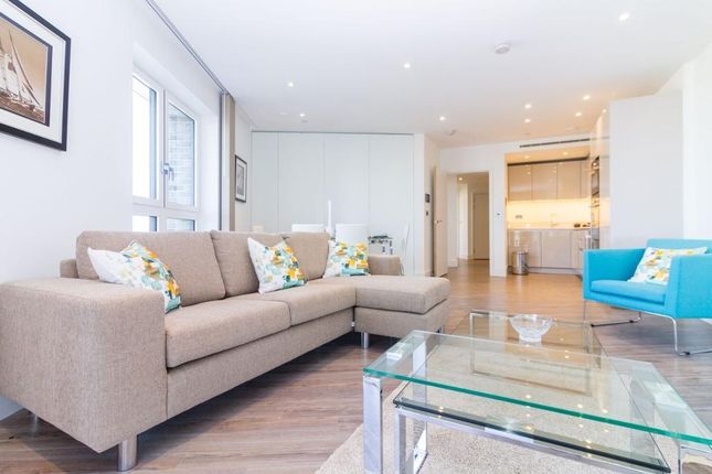 Flat to rent in Wiverton Tower Aldgate Place, Aldgate, London