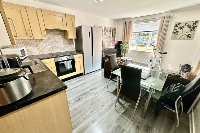 Thumbnail Flat to rent in Sandstone Drive, Sheffield
