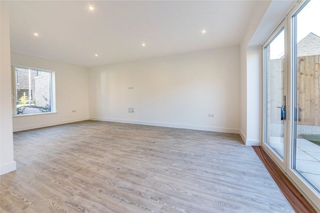 2, Oak Court, Cambridgeshire photo 4