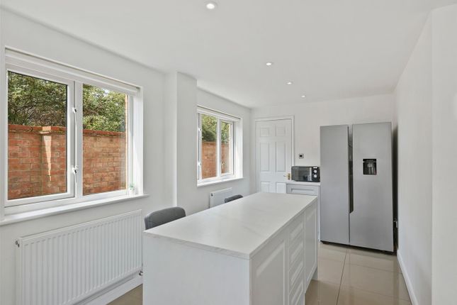 7, Spring Close, Verwood photo 4