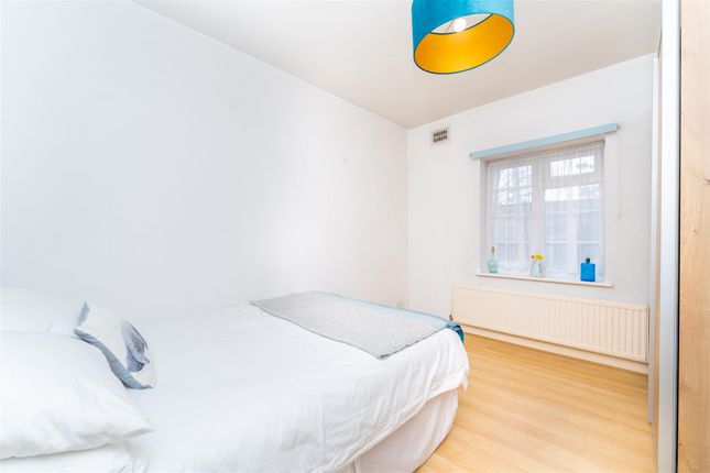 Flat for sale in Great West Road, Hounslow