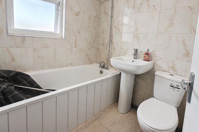372D, Leagrave Road, Luton photo 5