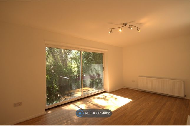Flat, Stratfield House Baring Road, London photo 2