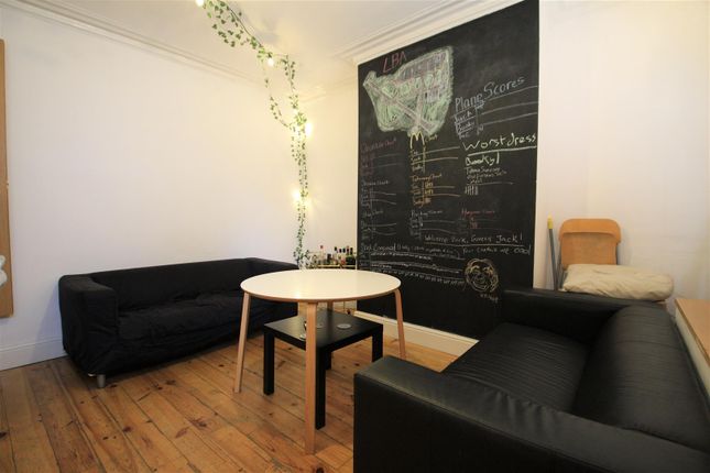 3-bed house on John Street, Leeds, £1,924/mo