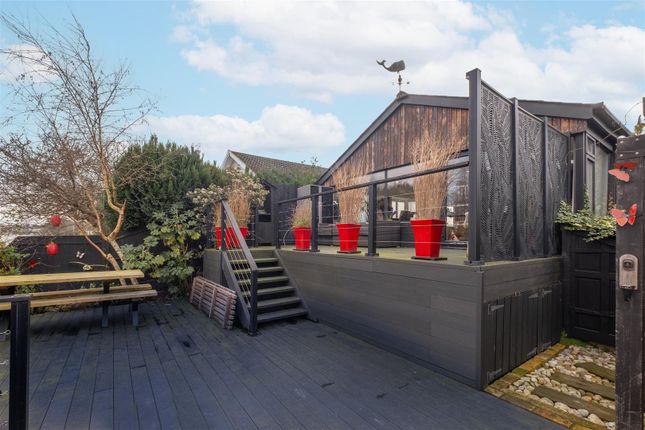 22, The Island, Thames Ditton photo 3