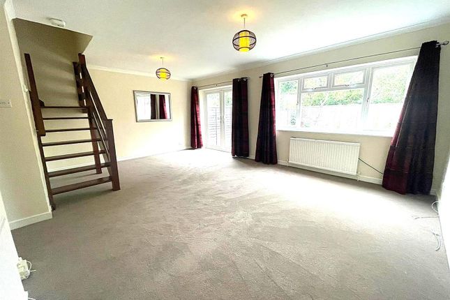74, Woburn Avenue, Farnborough photo 2