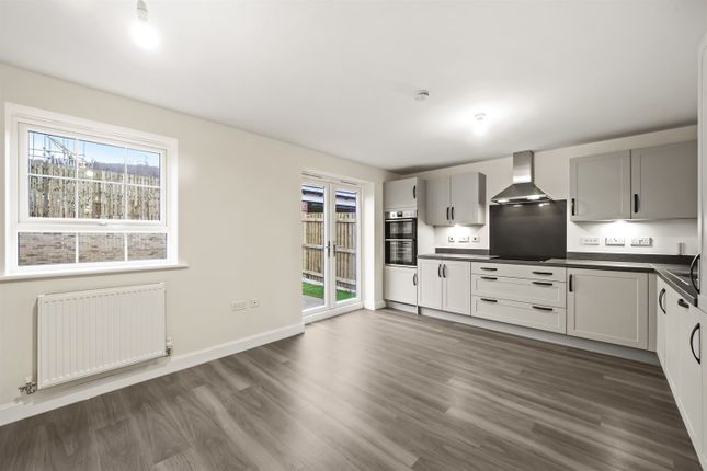 5, Caister Close, Hampton Beach, Peterborough photo 4