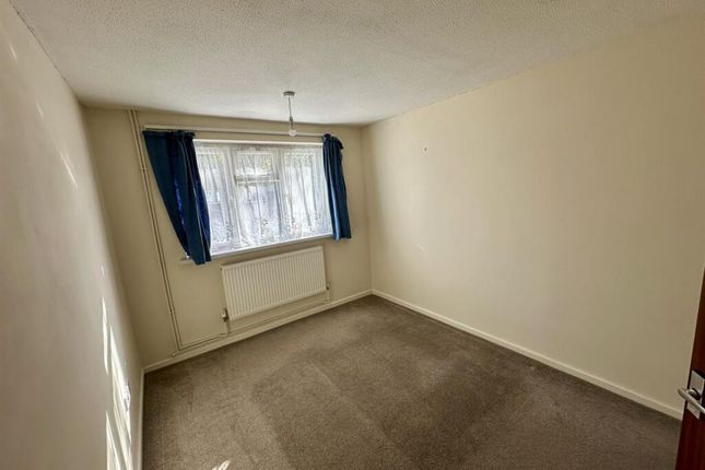 34, Lyle Close, Leicester photo 5