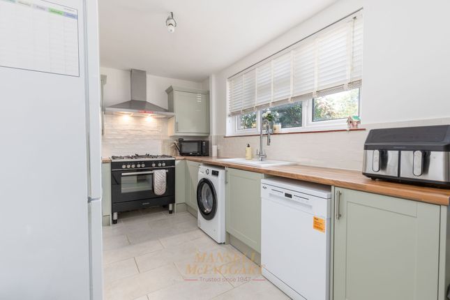 42, Careys Wood, Horley photo 4