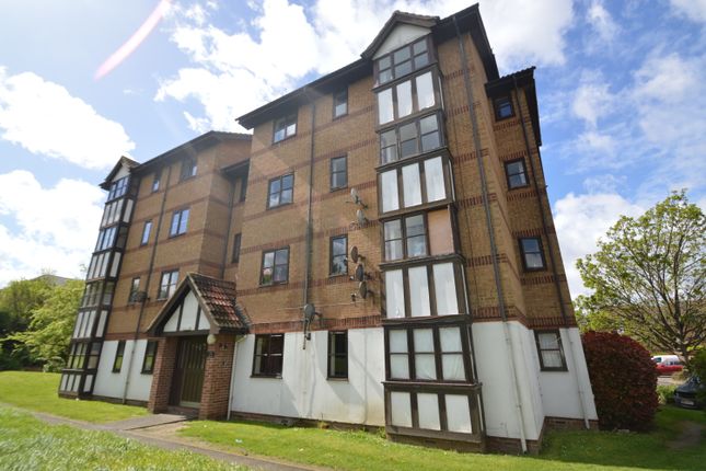 Flat to rent in Frobisher Road, Erith