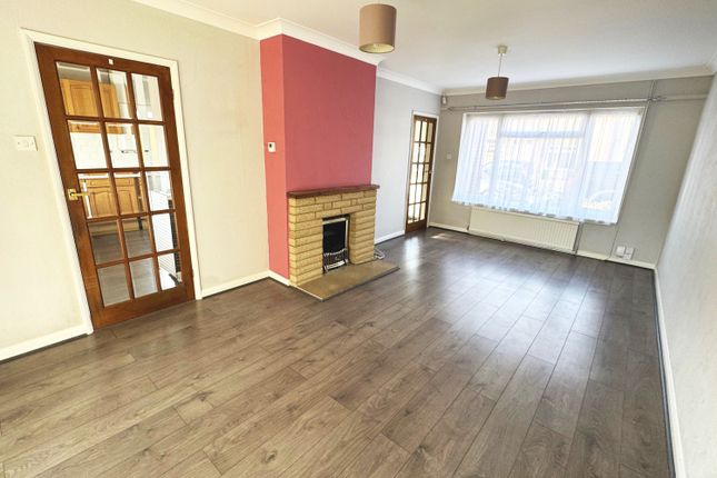 2, Deridene Close, Staines-upon-Thames photo 2