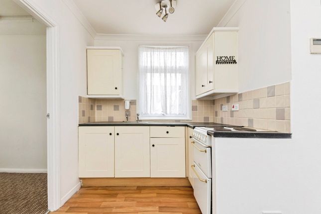 43, Bentley Avenue, Clacton-on-Sea photo 4