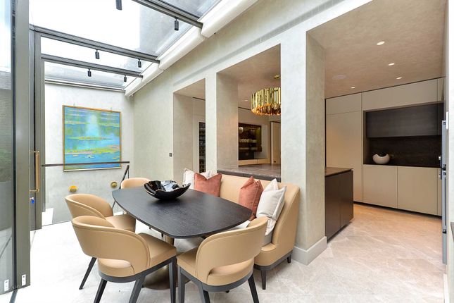 Town house for sale in Chapel Street, London
