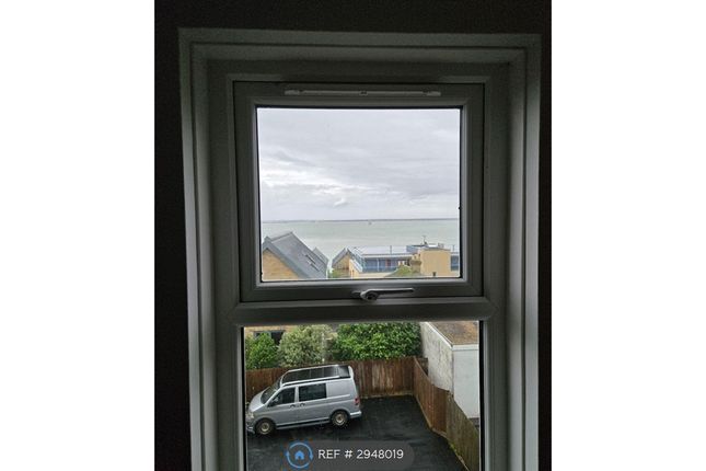 Flat, Cliff Road, Cowes photo 3