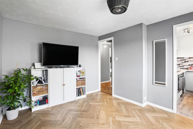 Flat 7, 8, Foxglove Way, Wallington photo 4