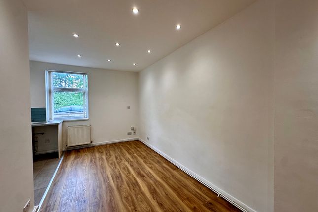 Flat 3, Manchester photo 3