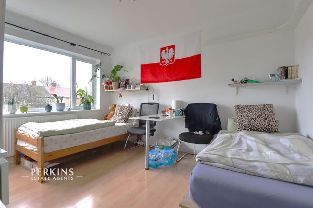 20, Welland Gardens, Western Avenue, Greenford photo 2