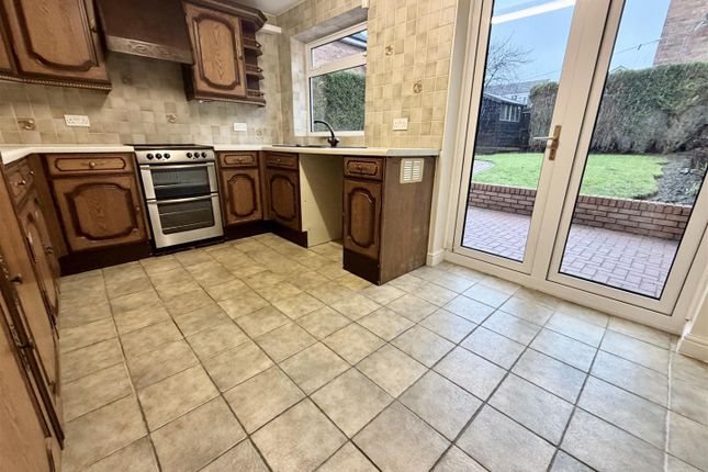 13, Athlone Rise, Leeds photo 2