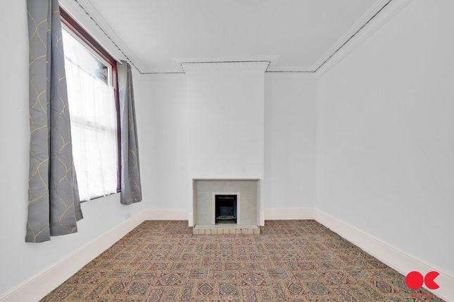First Floor Flat, 275a, High Road Leytonstone, London photo 4