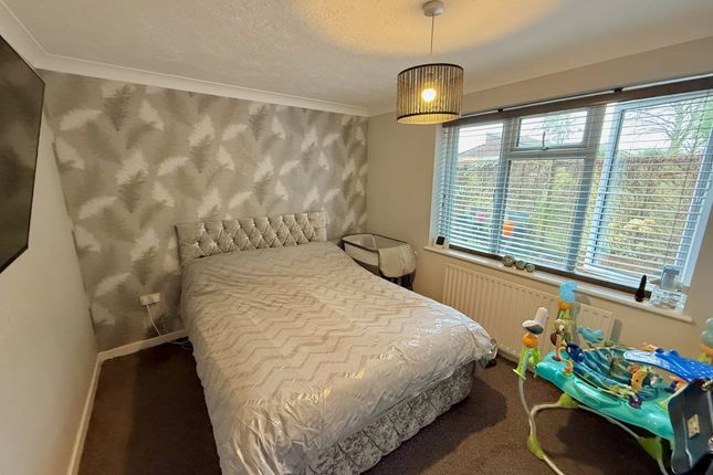 18, Openfields, Headley photo 5