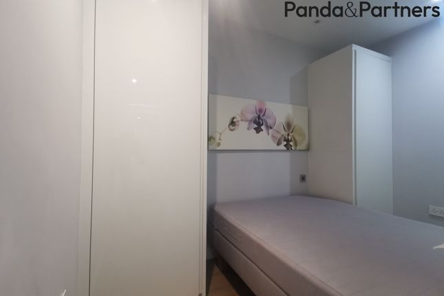 Flat 1, Central St Giles, London photo 3