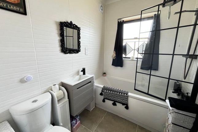 Flat for sale in Moyle Court, Hythe