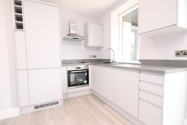 Flat 22, Tanner House, Challenge Court, Leatherhead photo 4