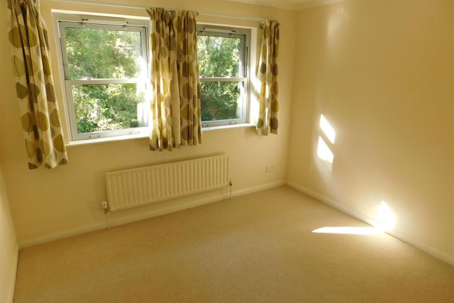 Flat to rent in Meudon Court, Grove Road, Surbiton