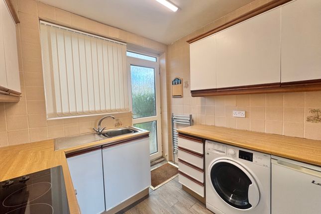 28, Springfield Avenue, LEEDS photo 3