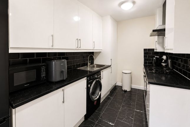 141, Braybourne Close, Greater London photo 4