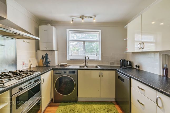 47, Parkway, Horley photo 2
