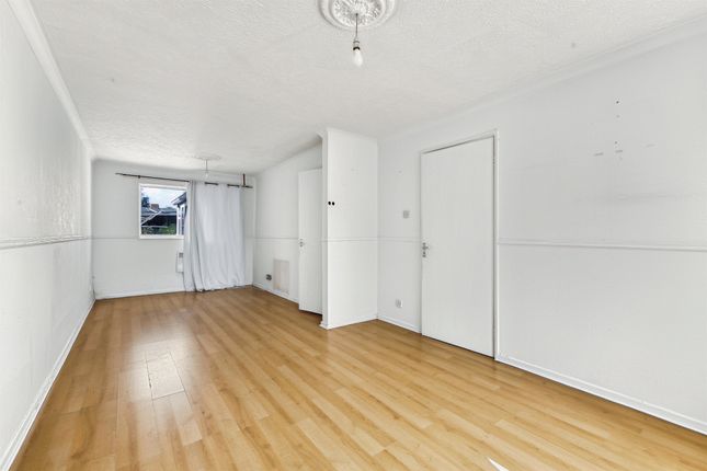 12, Marshwell Court, Northampton photo 3