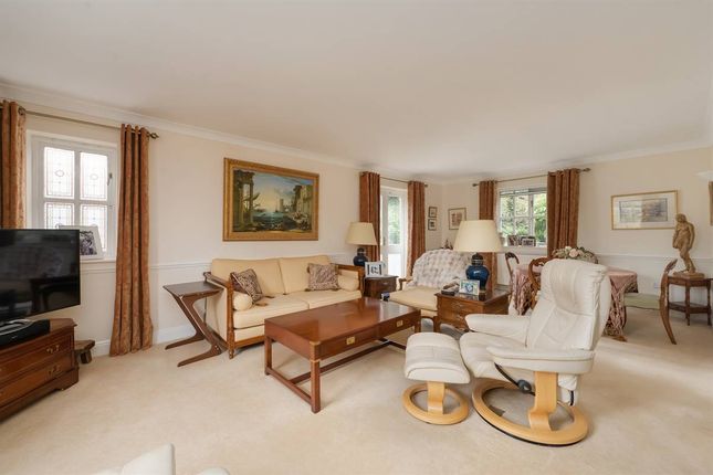 2 Meadow Way, Shooters Hill, Dover photo 2