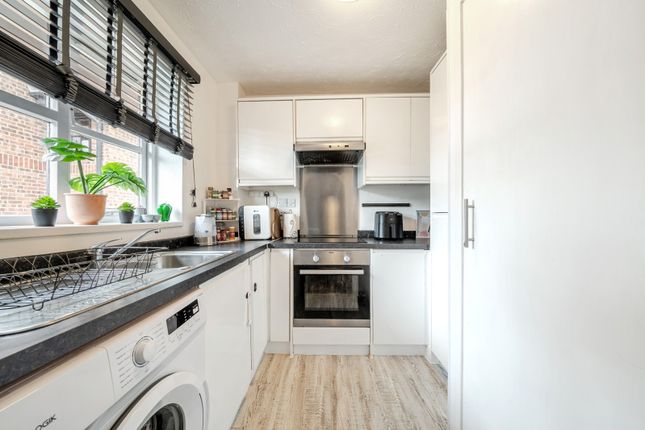 Flat 9, Calshot Court,, Osbourne Road, Kent photo 4