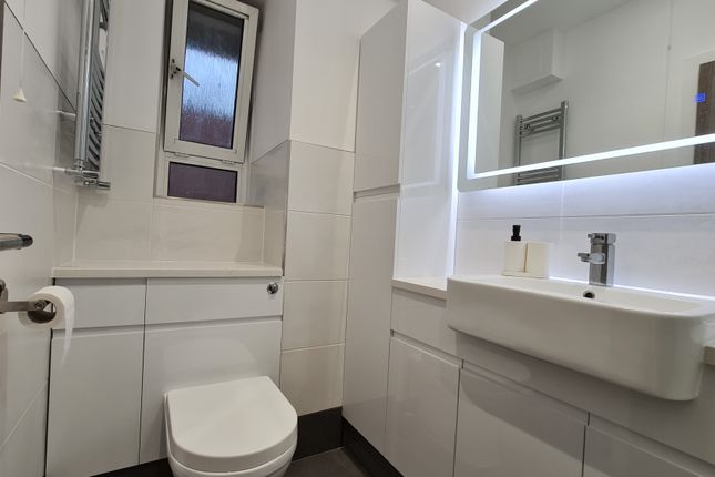 Studio to rent in Burgess Street, Mile End / Westferry