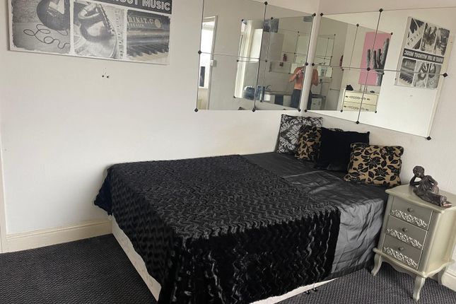 Thumbnail Flat to rent in Austhorpe Road, Leeds