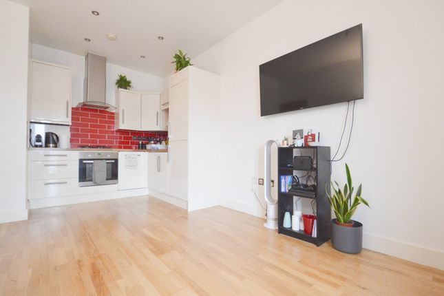 Flat to rent in Woodside Green, Woodside, Croydon