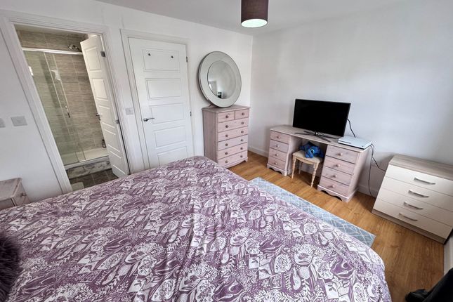 86 Sovereign Way, High Peak photo 4