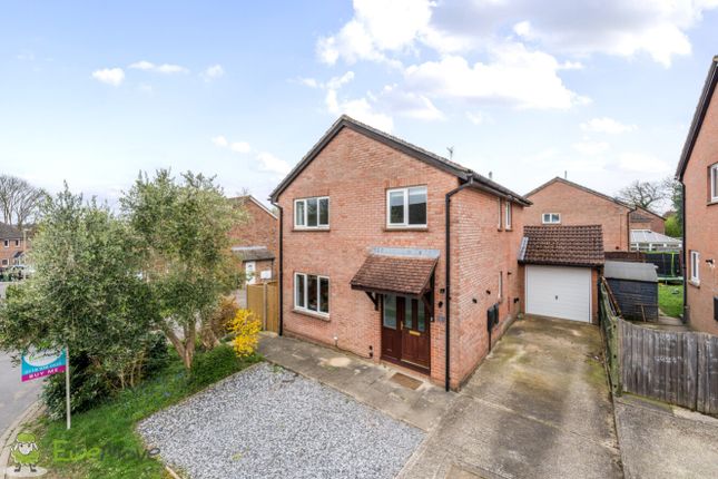 Thumbnail Detached house for sale in Herriard Way, Tadley, Hampshire