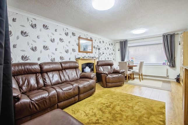 15, Walnut Close, Leeds photo 4
