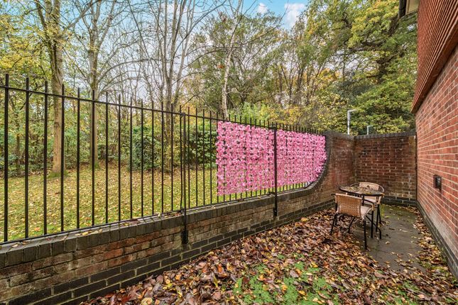 34, Friary Court, St Johns photo 2