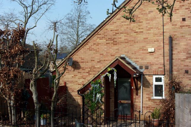 Thumbnail Semi-detached house to rent in Oakridge, Furzton, Milton Keynes, Bucks