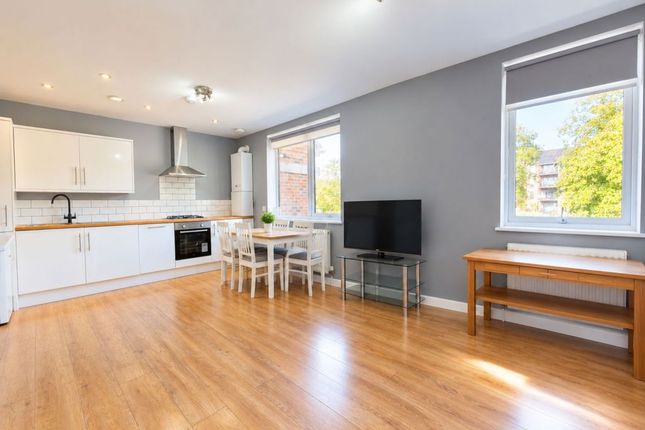 1-bed flat on Flat 14 Park House, 643-651 Staines Road, Feltham, £180,000