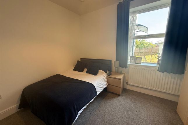 Room 2, 31, West Hill Drive, Mansfield photo 2