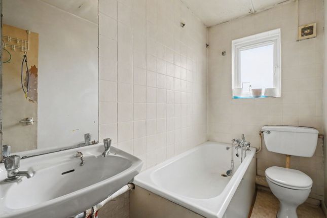 Flat 7, Gibbs Court, London photo 4