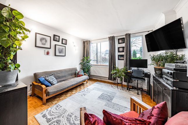 Flat for sale in Grove Avenue, London