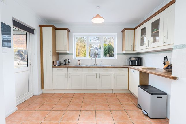 25 Medway, Crawley photo 2