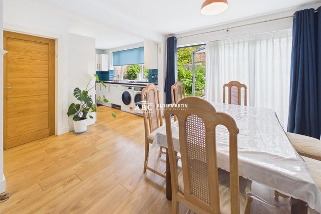 84, Stonegrove, Edgware photo 3
