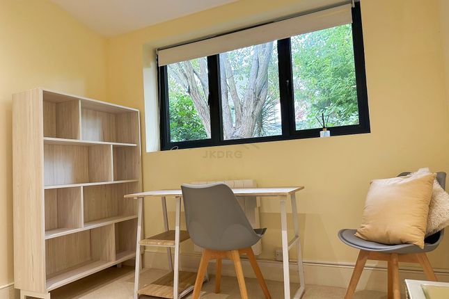 gardenroom01, Derwent Avenue, Kingston Vale photo 2